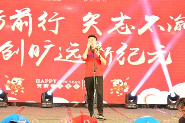 17圖為迎春晚會(huì)獨(dú)唱《我們不一樣》.jpg